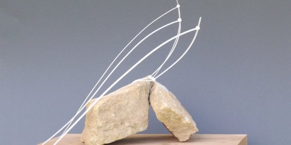 Objekt V, Kalkstein/Kunststoff/Holz 2016
                        